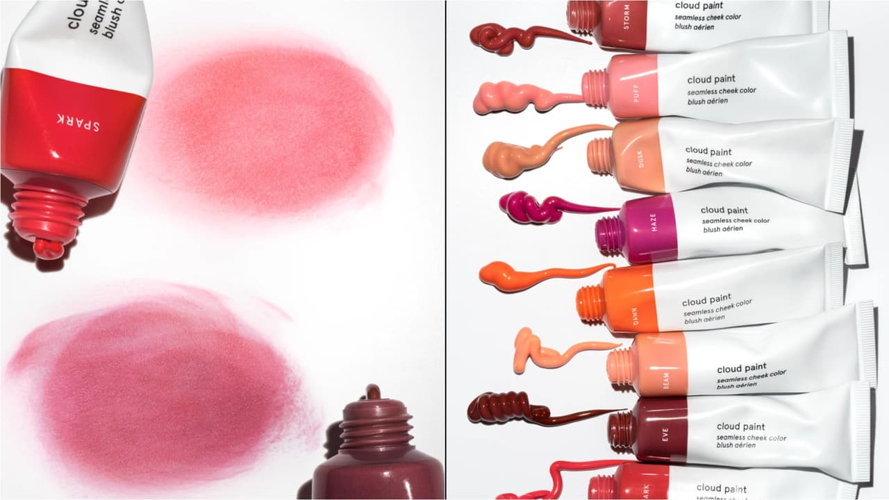 4. 
<a href="https://www.glossier.com/products/cloud-paint" target="_blank">Blush en gel-crema Cloud Paint</a> de Glossier. Disponible en 8 tonos. 
<b>Precio: $18 </b>
<br>Para no verte deslavada y perderte en medio de una pantalla de Zoom, lo mejor es resaltar las mejillas. La solución más rápida es el rubor en crema que deja una imagen ligera y húmeda. 
<br> 
<br>