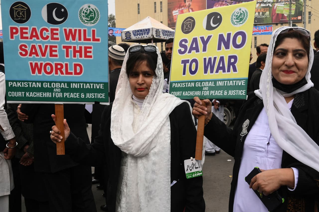Dos mujeres abogadas sostienen pancartas durante una protesta
<b>contra la guerra y la invasión rusa de Ucrania en Lahore, Pakistán. </b>