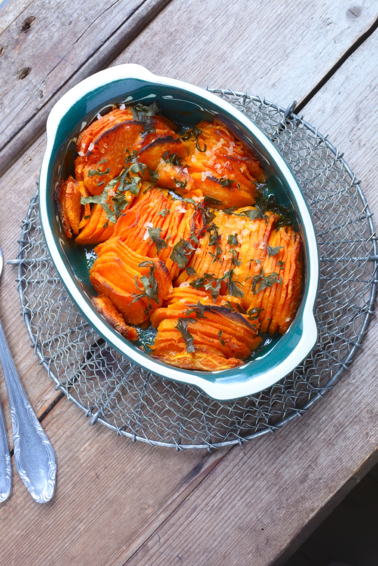 Puedes preparar un postre cociendo el camote con azúcar para formar un dulce muy rico y perfecto para la media tarde.