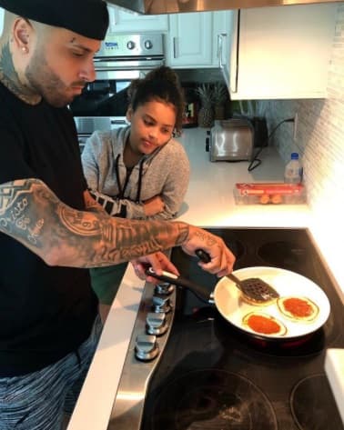 Nicky ha podido compaginar su carrera como cantante a la par de su rol como padre de familia. Nunca ha dejadoa sus hijos solos por temporadas largas, y cada vez que puede, los consiente al máximo.