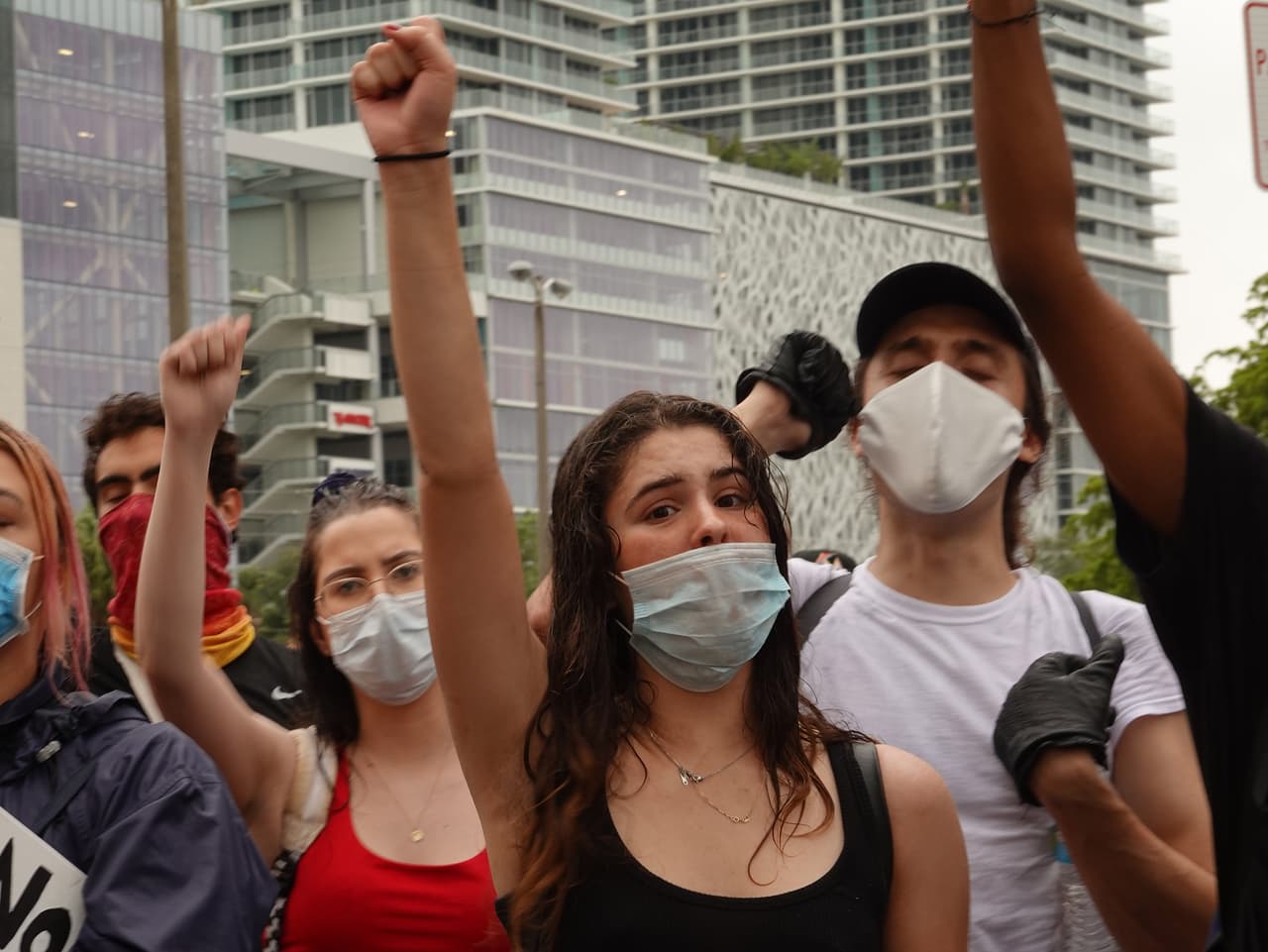 Los cientos de jóvenes, liderados de alguna forma por la organización “Dream Defenders”, se dirigieron hacia el distrito de Wynwood, atravesando antes el vecindario de Overtown. 
<br>