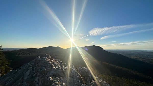 Algunos senderos están abiertos para montar a caballo y andar en bicicleta de montaña, y un tramo es parte del sendero estatal Mountains-to-Sea.