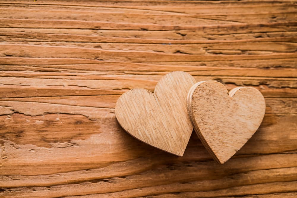 Primero necesitamos como espacio de trabajo una tabla o superficie de madera, no importa de qué tamaño o forma tenga, siempre y cuando pueda sostener cómodamente nuestros ingredientes.