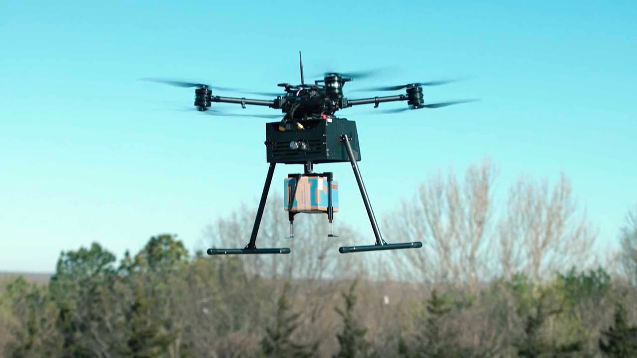 <a href="https://www.univision.com/local/houston-kxln/robo-televisores-walmart-houston" target="_blank">Walmart</a> comenzará la entrega de productos y artículos en Texas por medio de 
<a href="https://www.univision.com/local/houston-kxln/buscan-identificar-a-ladrones-de-drones-en-houston" target="_blank">drones</a> en asociación con la compañía DroneUp.