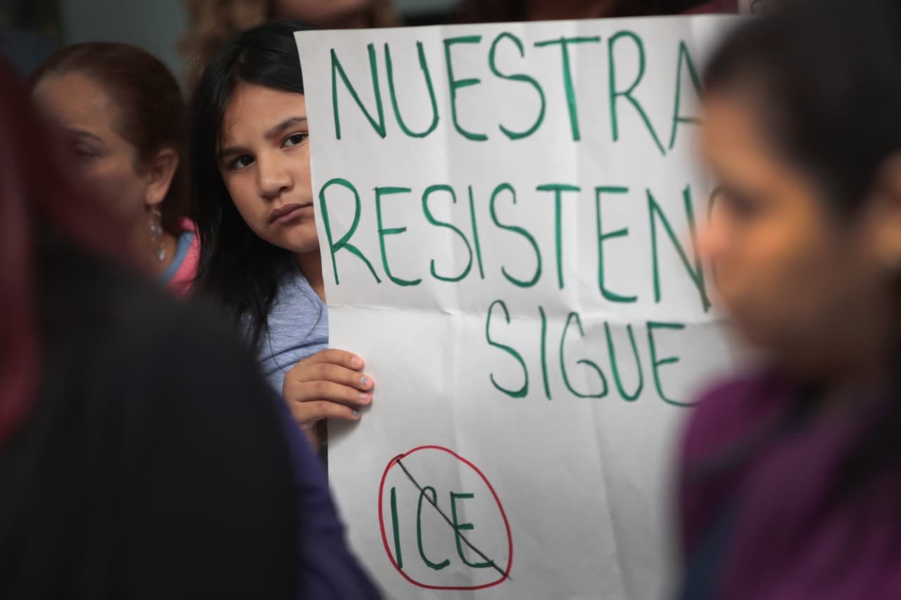 Activistas proinmigrantes y familiares de los detenidos por ICE protestaron fuera de la corte de Chicago después de presentar la demanda.