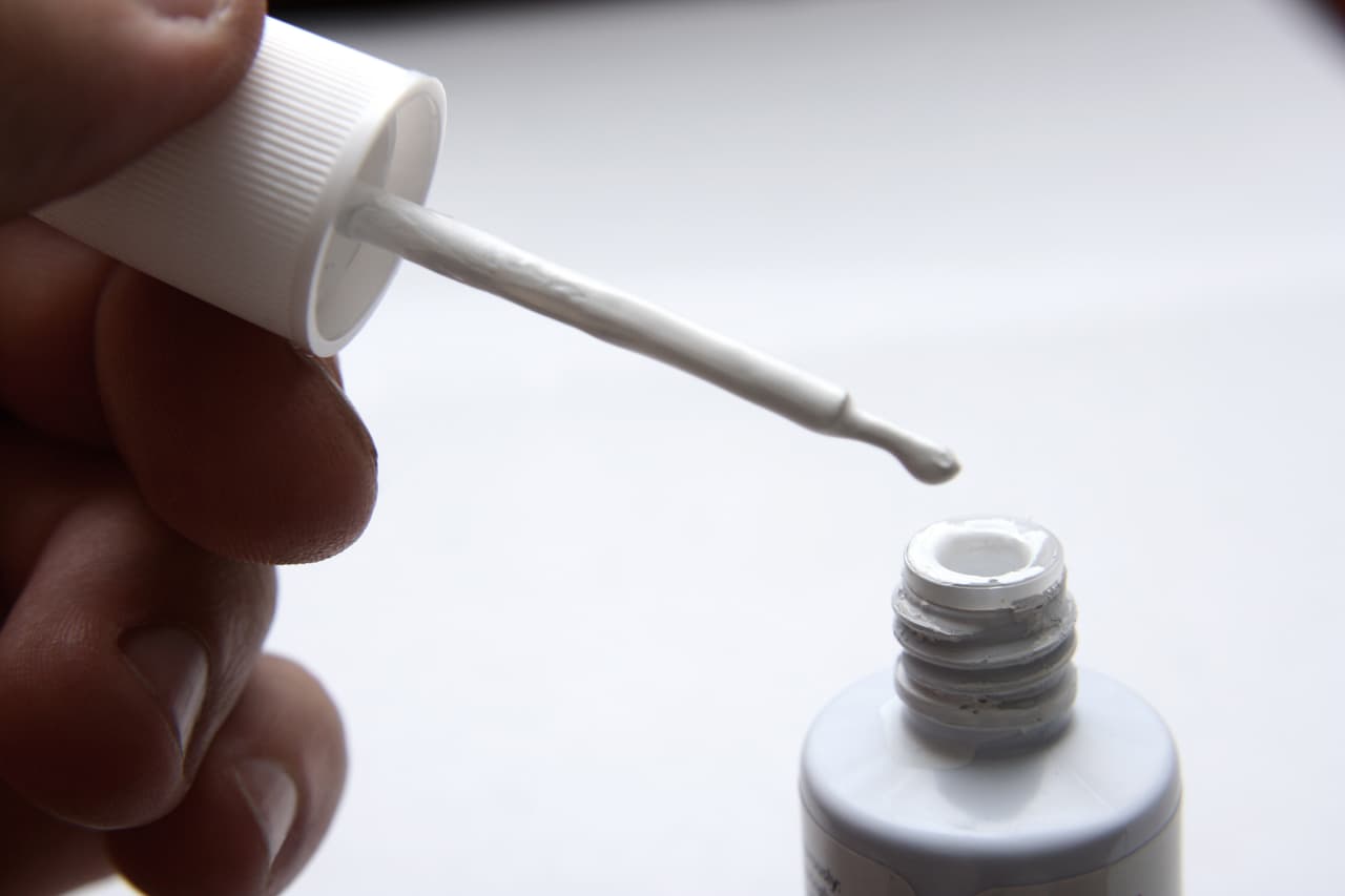 <b>Bette Nesmith Graham </b>era una secretaria, pero empezó a usar pintura blanca para corregir sus errores ortográficos. Luego de años perfeccionando su producto, pudo patentar el corrector en 1958. En 1979, Gillette compró su compañía por $47.5 millones de dólares.