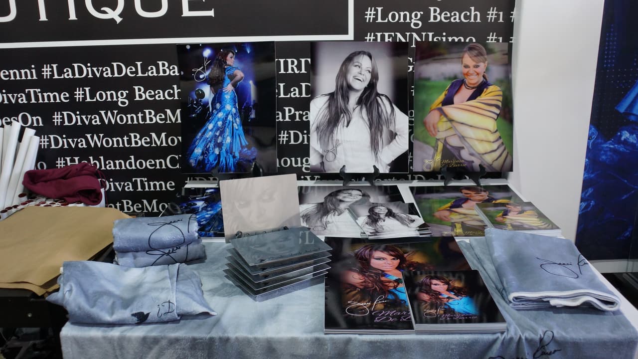 Discos, fotos, posters, ropa, de todo se puede encontrar en esta boutique hubicada en Huntinton Park.