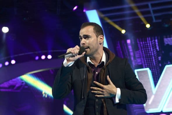 Arias ensayando su primer canción.