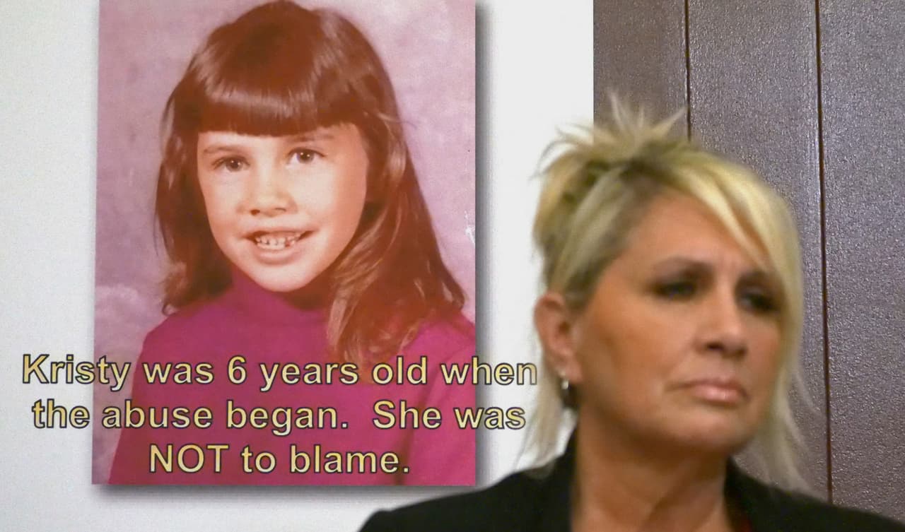 Kristy Johnson ofrece una conferencia de prensa en Salt Lake City el 28 de junio del 2018. Johnson demandó a su padre por abuso sexual durante su niñez. Dice que su madre acudió varias veces a la iglesia mormona para hablarle de los abusos y que la iglesia no hizo nada, permitiendo que continuasen.