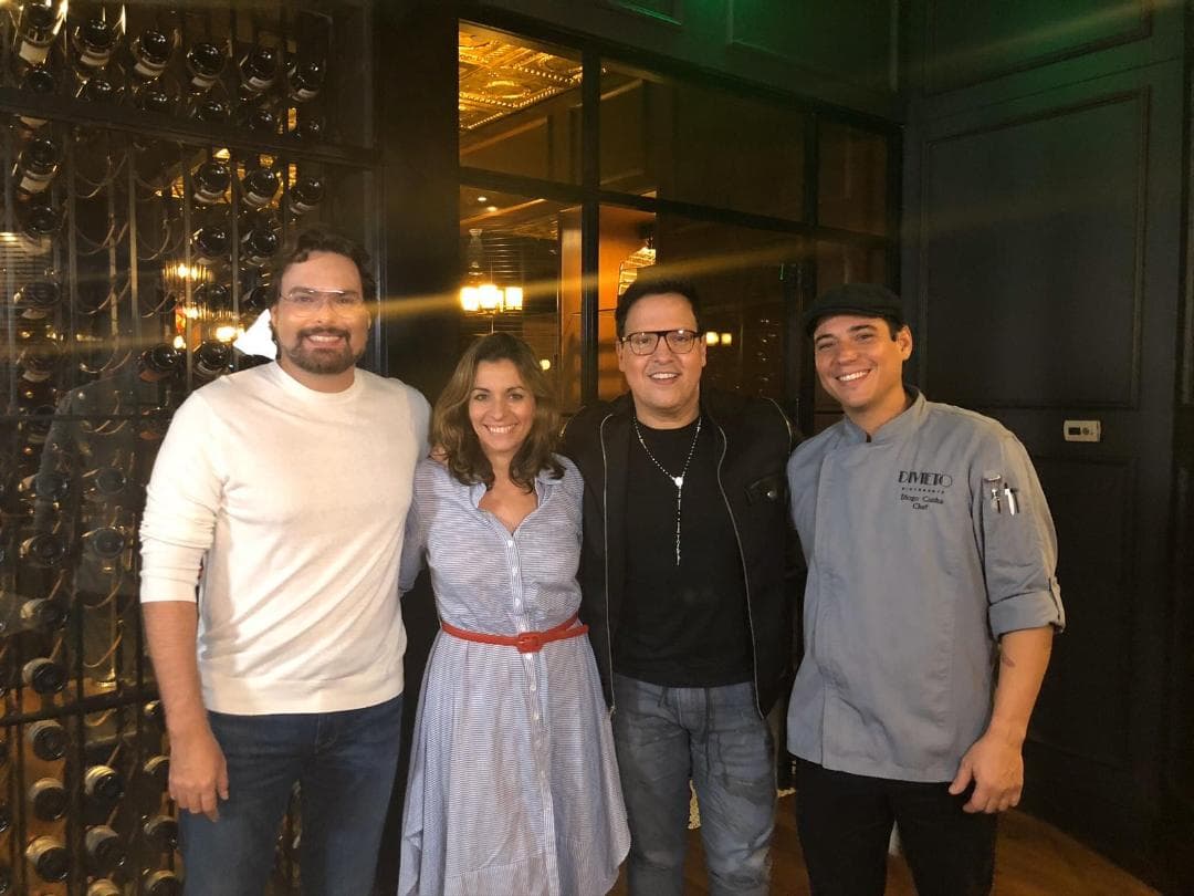 Mientras que
<b> Raúl González </b>aprovechó no solo para probar las pizzas de corteza delgada de Divieto, también sus variedad de casi diez ensaldas orgánicas, incluida una de quinoa tricolor. ¡Ah! Y de paso se fotografió frente a la enorme colección de vinos del restaurante.