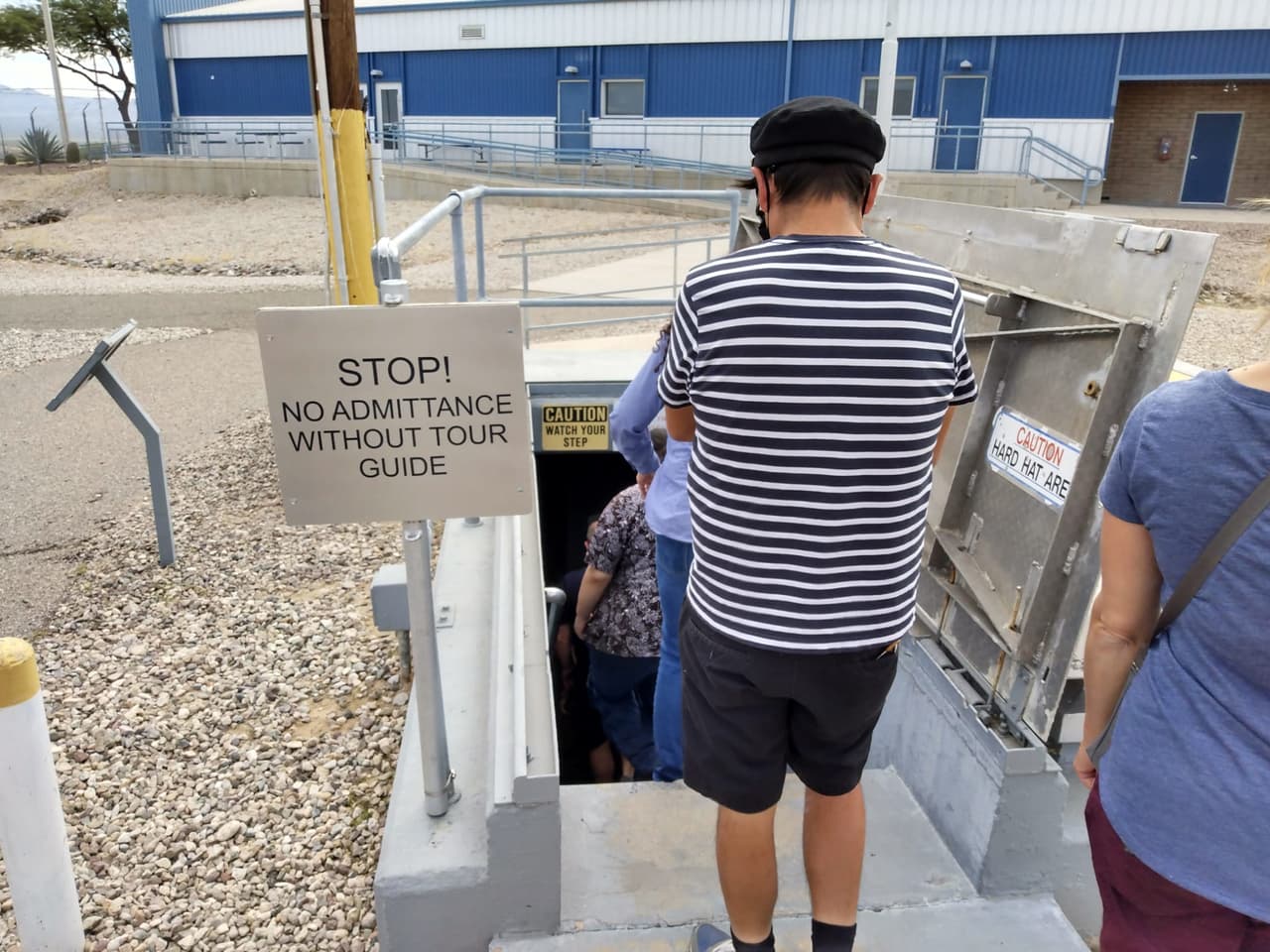 Los visitantes deben unirse a los guías para asistir a los recorridos, al ingresar ofrecen una presentación de la historia del misil Titan, luego bajan, debado de la tierra está el misil.