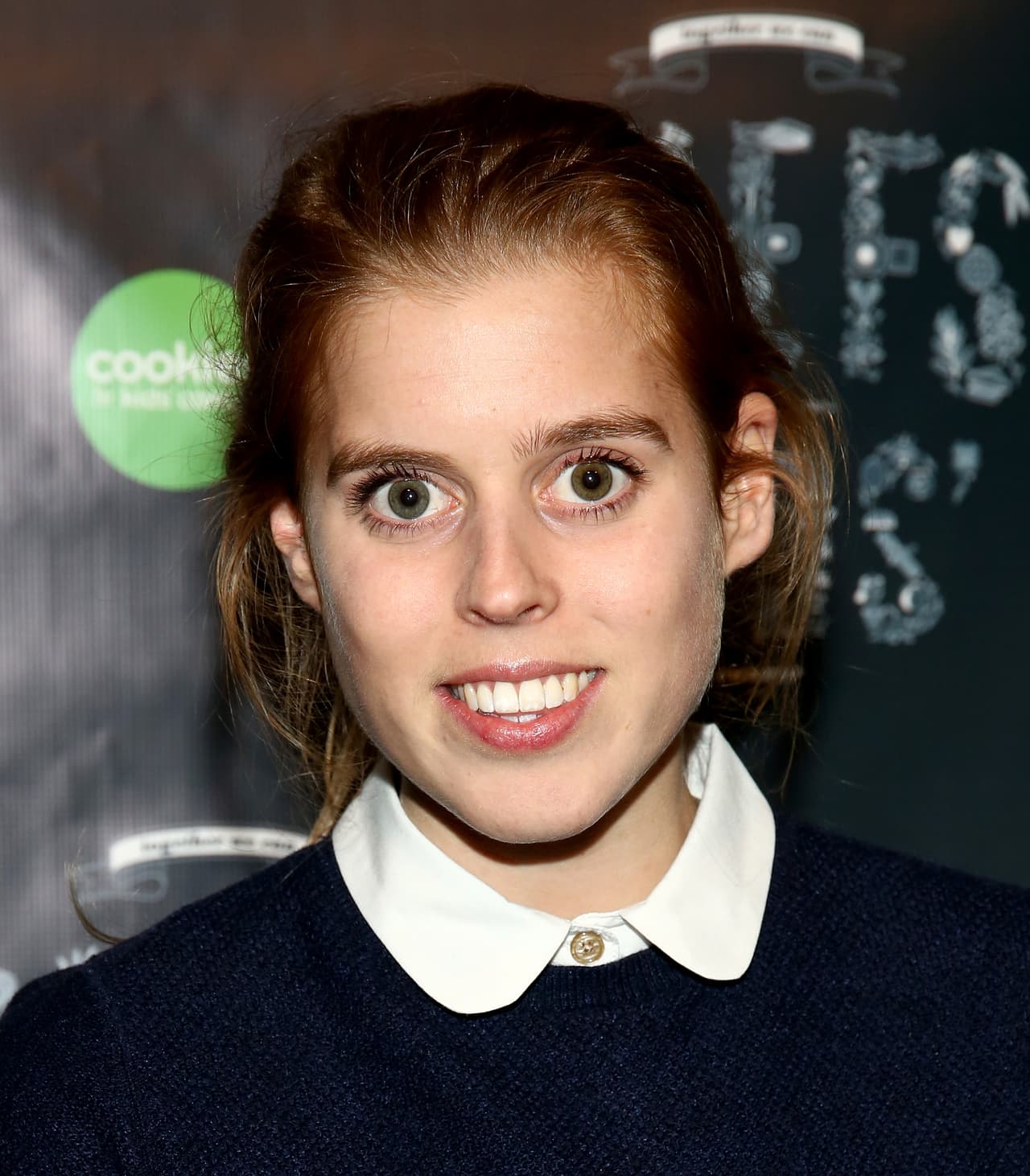 En las redes sociales como Twitter o Facebook (aunque oficialmente no puede tener perfiles) muchos usuarios han bromeado diciendo que ellos con gusto ayudarían a la princesa a dejar la soltería.