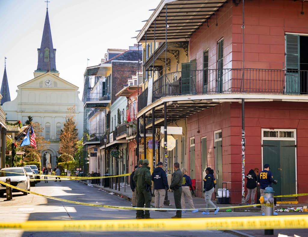 El FBI investiga la zona de Orleans Street y Bourbon Street, junto a la catedral de San Luis, en el Barrio Francés, donde se detonó un paquete sospechoso después de que una persona condujera su camión contra la multitud