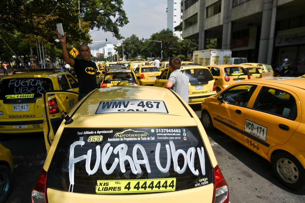 Taxistas de Cali, Colombia, reclaman que Uber cese sus operaciones en junio.