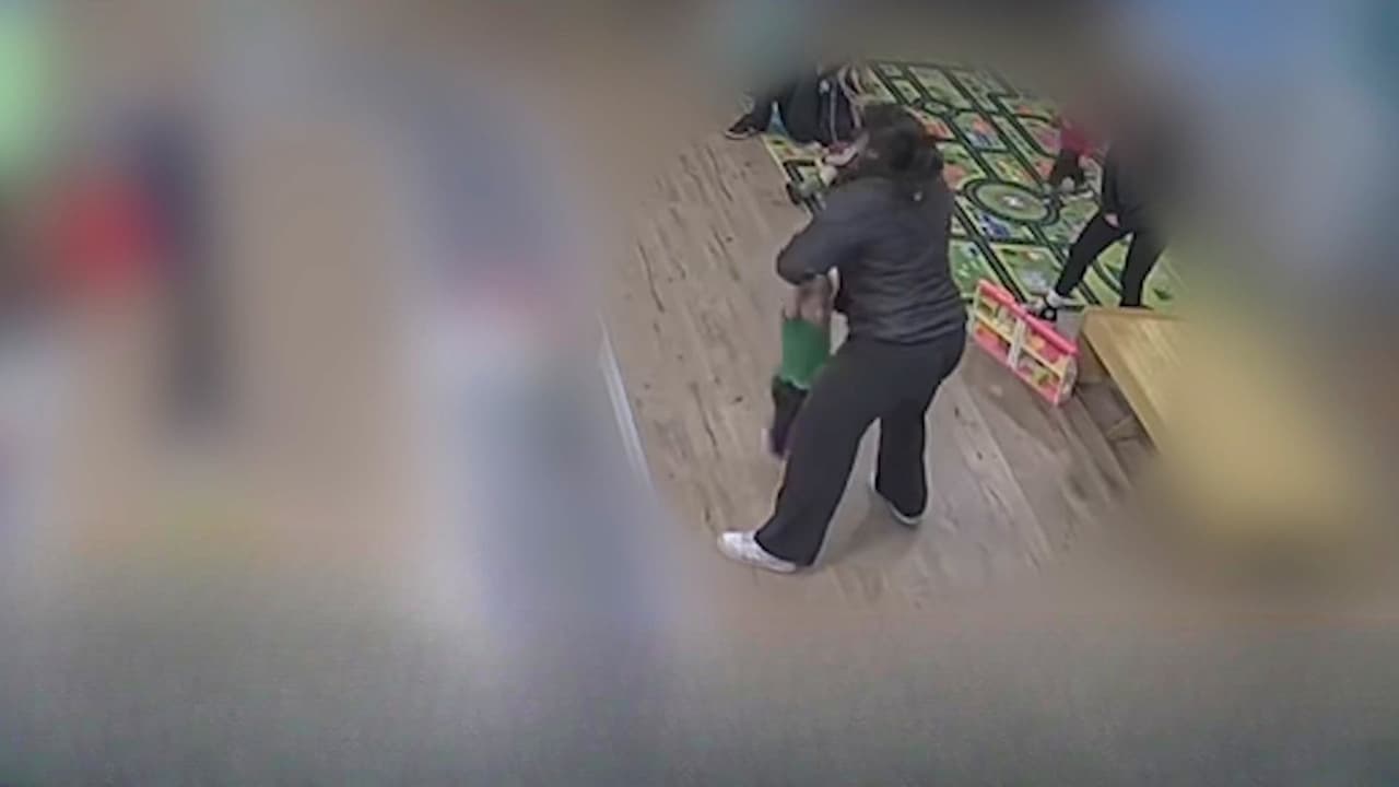 Padres demandan a guardería tras video que muestra caída de menor durante juego con empleada