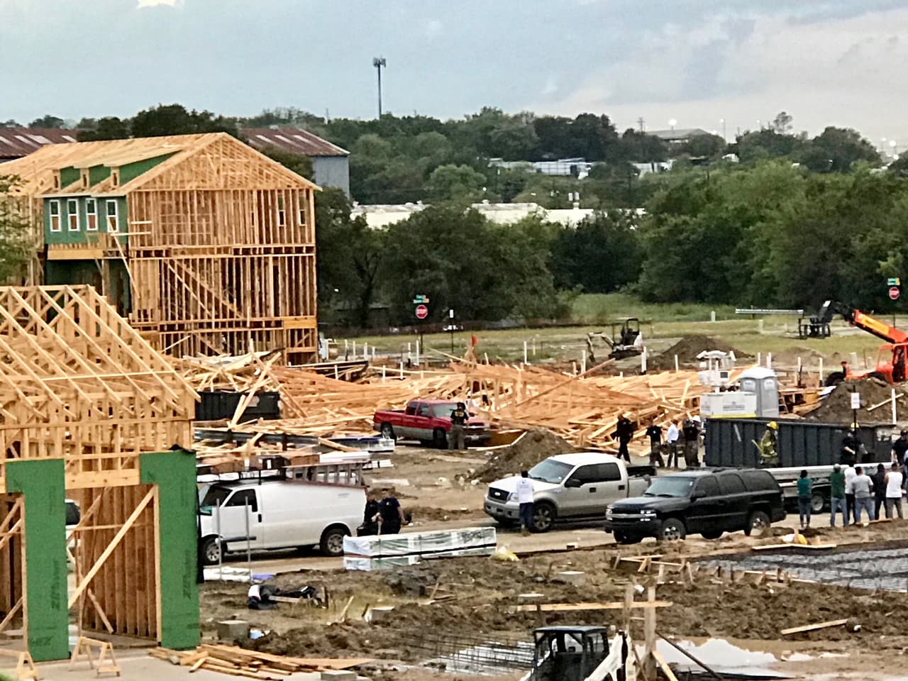 <b>Restricciones de día y hora</b>
<ul>
 <li style="box-sizing: inherit; margin: 0px; padding: 0px; font-size: inherit;">El trabajo autorizado puede comenzar el 1 de mayo de 2020 a las 7 a.m.</li>
 <li style="box-sizing: inherit; margin: 0px; padding: 0px; font-size: inherit;">Todo el trabajo debe realizarse de lunes a viernes de 7 a.m. a 5 p.m.</li>
 <li style="box-sizing: inherit; margin: 0px; padding: 0px; font-size: inherit;">Ningún trabajo puede realizarse los sábados o domingos, o antes de las 7 a.m., o después de las 5 p.m., <b>excepto en una emergencia</b>.</li>
</ul>