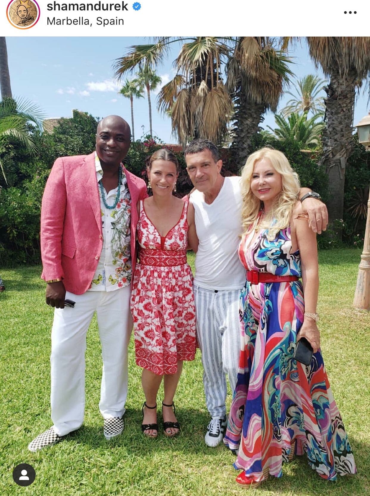 Esas fotos forman parte de una serie de imágenes que publicó Durek durante su estadía en Marbella. En esta aparece con 
<b><a href="https://www.univision.com/shows/despierta-america/antonio-banderas-no-podia-creer-que-francisca-le-pidio-una-patadita-antes-de-desfilar-en-el-miami-fashion-week-video" target="_blank">Antonio Banderas.</a></b>