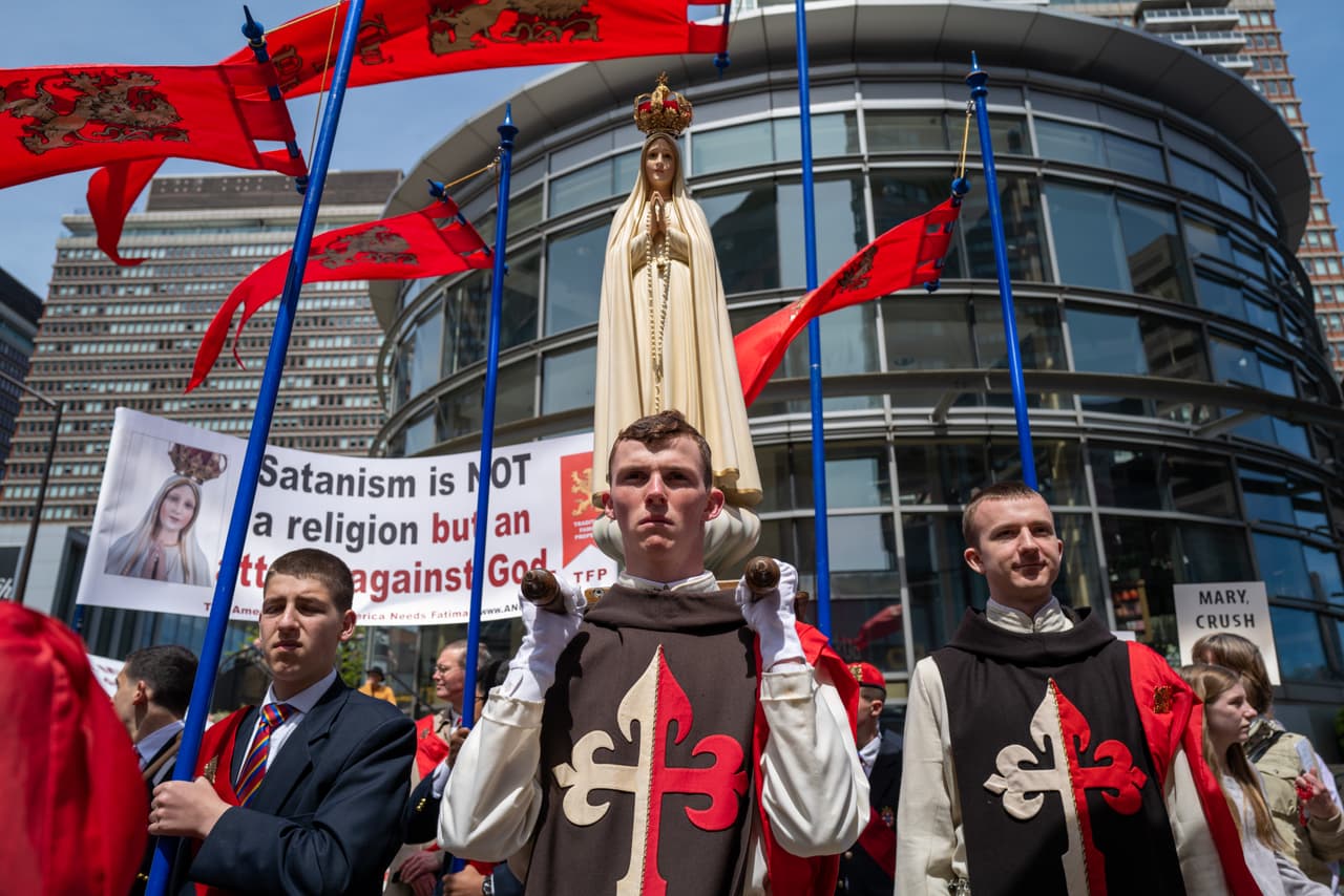 Cristianos protestaron en la décima convención de la organización Templo Satánico el 28 de abril de 2023 en Boston, Massachusetts.