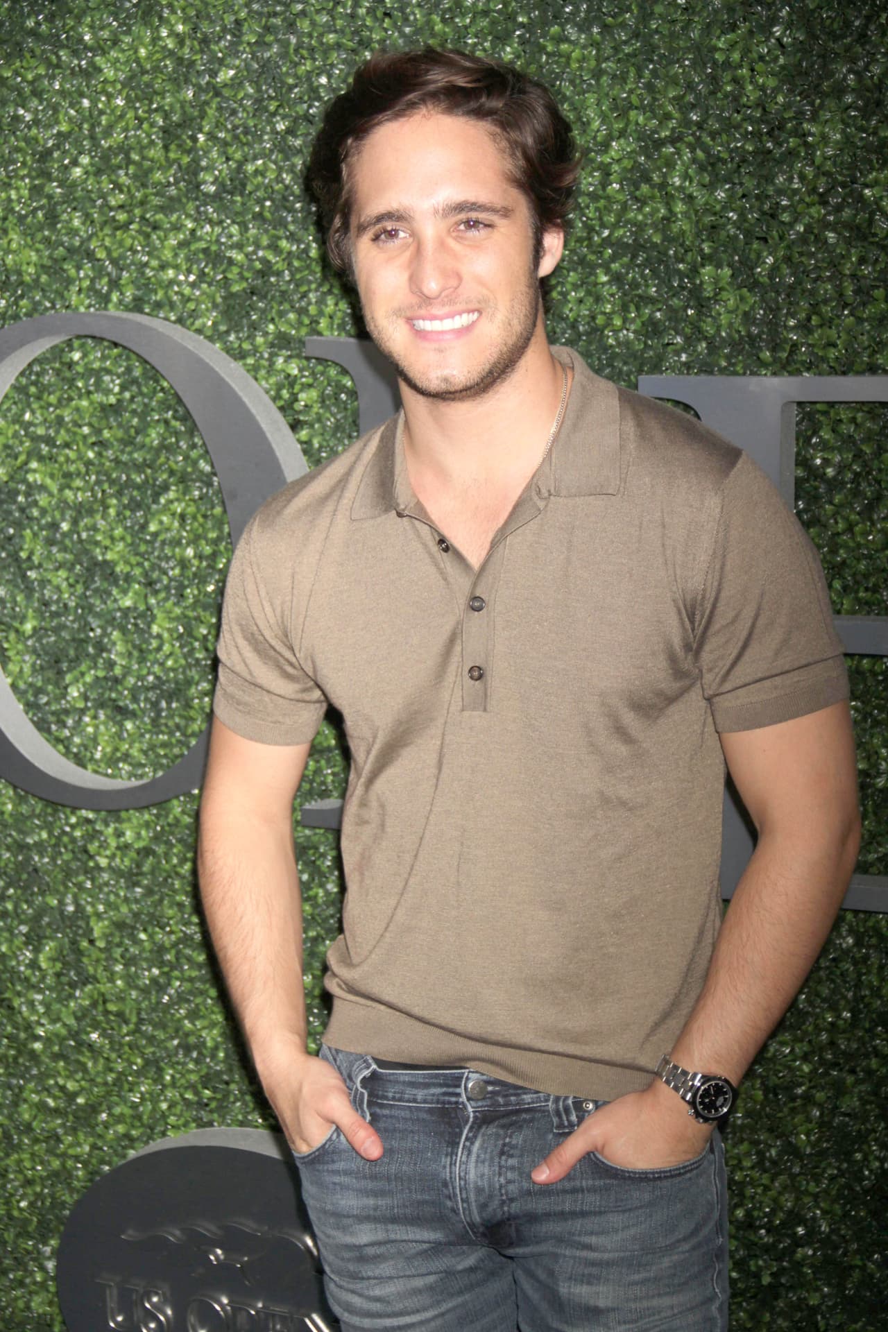 Los más jóvenes bien podrían dar clases de estilo. Diego Boneta siempre es uno de los mejores vestidos en toda ocasión.