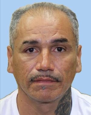 <b>Miguel Angel Gómez </b>también integra la lista de fugitivos más buscados de Texas. Por información que permita su arresto hay
<b>7,500 dólares de recompensa</b>.
<br>
<br>Gomez es un
<b>delincuente sexual convicto</b> que debe registrarse anualmente.
<br>
<br>Tiene vínculos con el condado de Harris, incluyendo la ciudad de Houston, en Texas.
<br>
<br>En 1994 fue condenado por asalto agravado con arma mortal, robo de vehículo y robo de edificio.
<br>
<br>Posteriormente, fue condenado a
<b>10 años de prisión</b> por los delitos de
<b>agresión con arma mortal y robo de vehículo </b>y a otros
<b>7 años de cárcel</b> por el delito de robo de un edificio.
<br>
<br>En 2009, fue condenado por
<b>agresión sexual a una adolescente de 16 años</b> y condenado a
<b>15 años de prisión.</b>
<br>
<br>En 2022, se emitió una
<b> orden de arresto contra Gómez por asesinato</b> en el condado de Harris.
<br>
<br>
<b>El 13 de diciembre de 2022</b>, la Junta de Indultos y Libertad Condicional de Texas
<b>emitió una orden de detención en su contra por violación de la libertad condicional.</b>