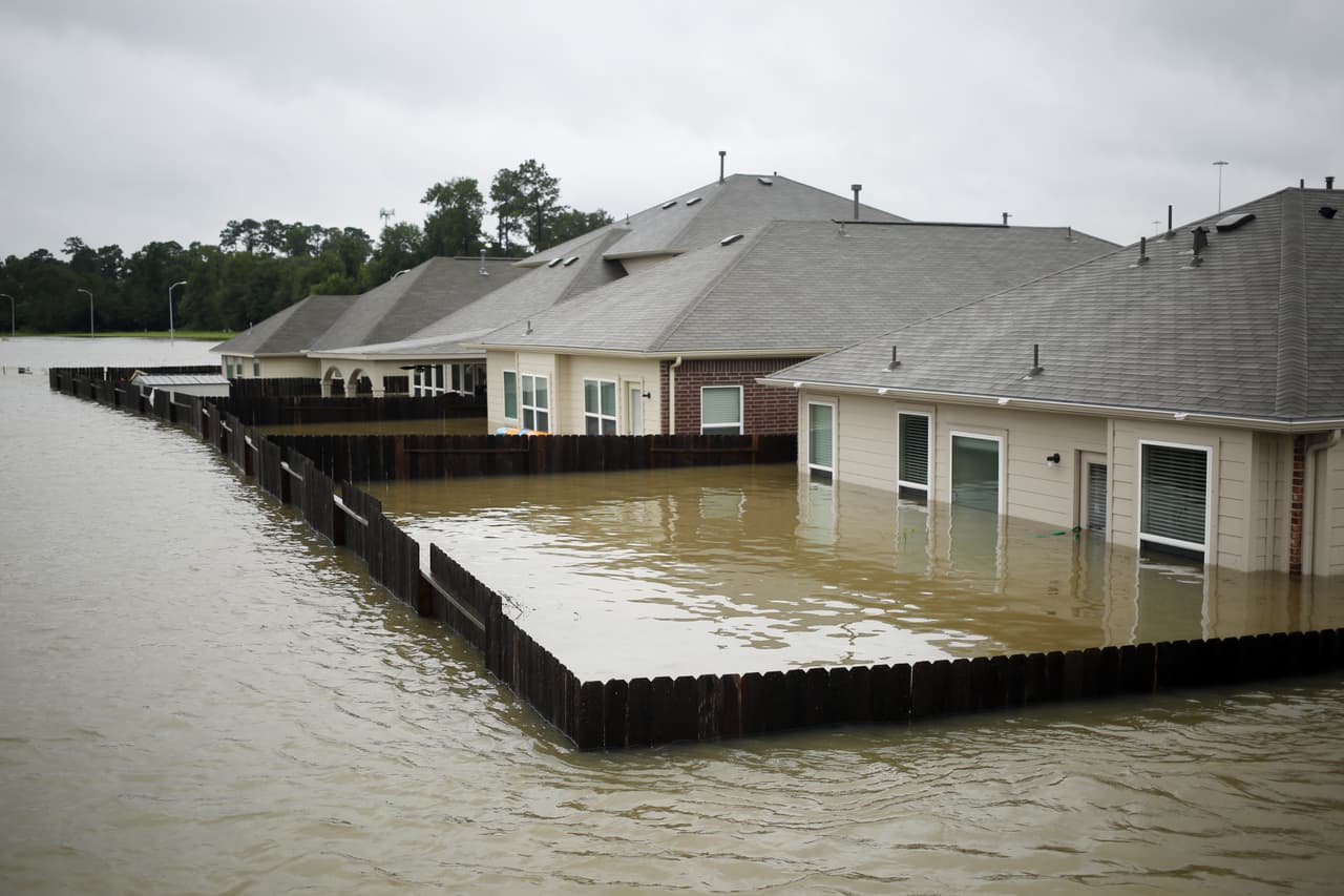 Los patios traseros de las casas inundadas en Highland Glen, en Spring, al norte de Houston.