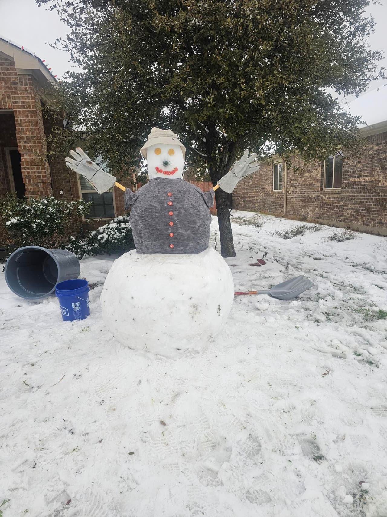 En Denton, uno de los condados que registró más acumulados de nieve, Juan Flores construyó este mono de nieve.