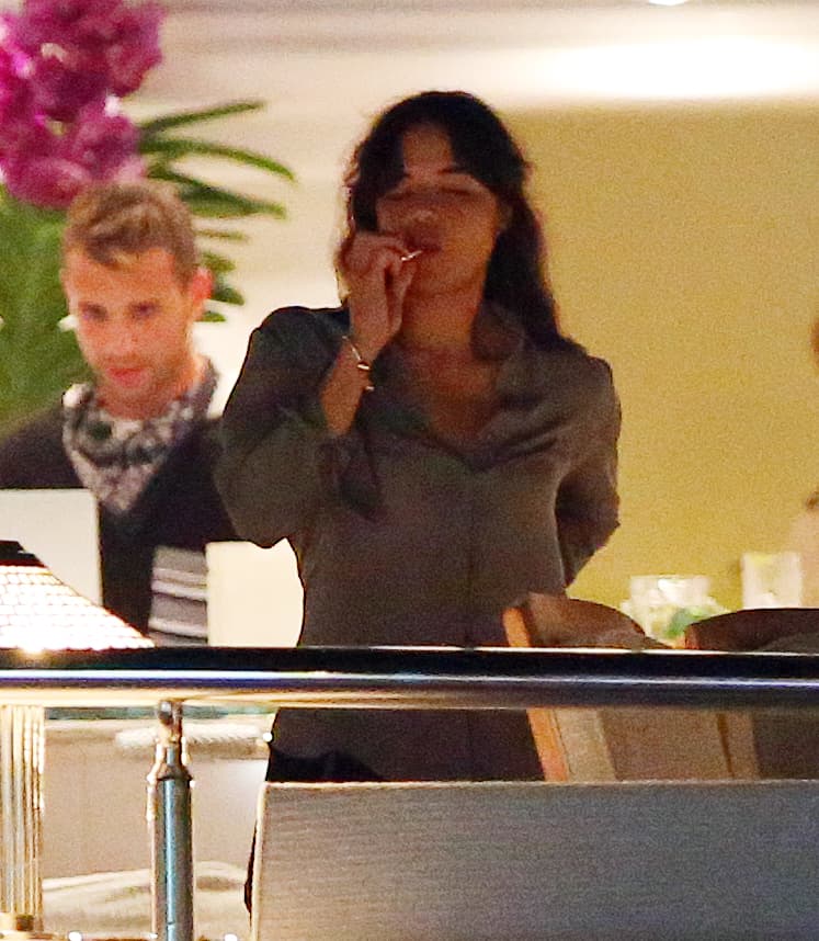 Se dice que también la actriz andaba fumando un sospechoso cigarrillo.