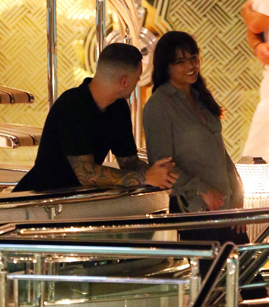 También se le captó de lo más coqueta con un caballero que se encontraba en el lugar.