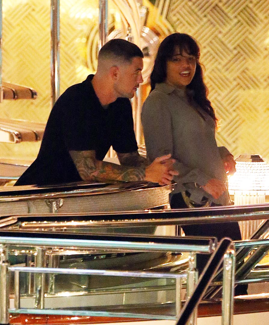 Y aunque todo lo que ha hecho ha salido a la luz pública, a Rodriguez parece no importarle lo que digan.