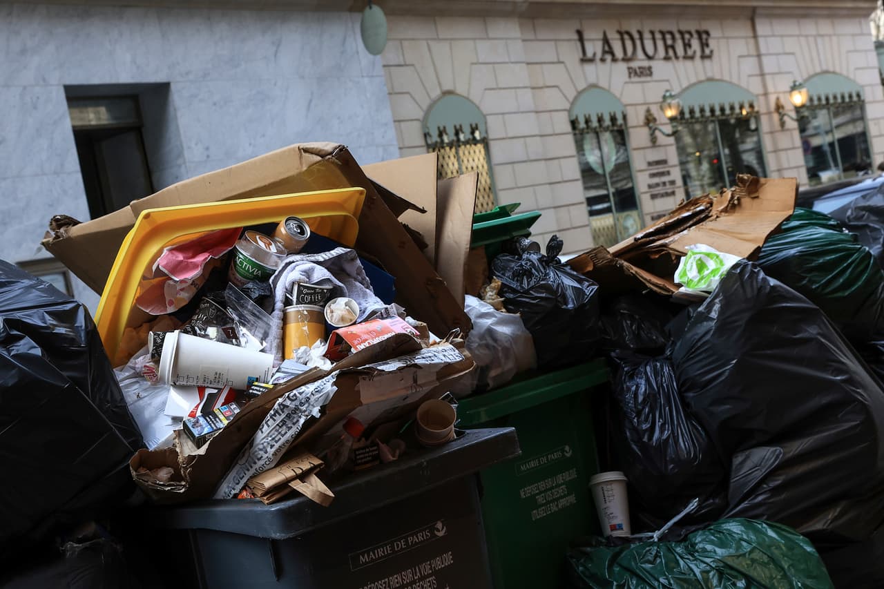 La basura se acumula en las calles de Paría este lunes 20 de marzo. Los recolectores llevan 15 días en paro en protesta por la reforma de pensiones.