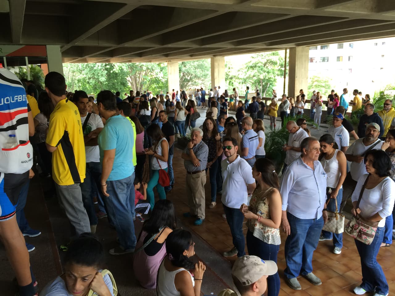 Desde tempranas horas de la mañana, venezolanos en todas partes del país han salido a cumplir su derecho al voto.