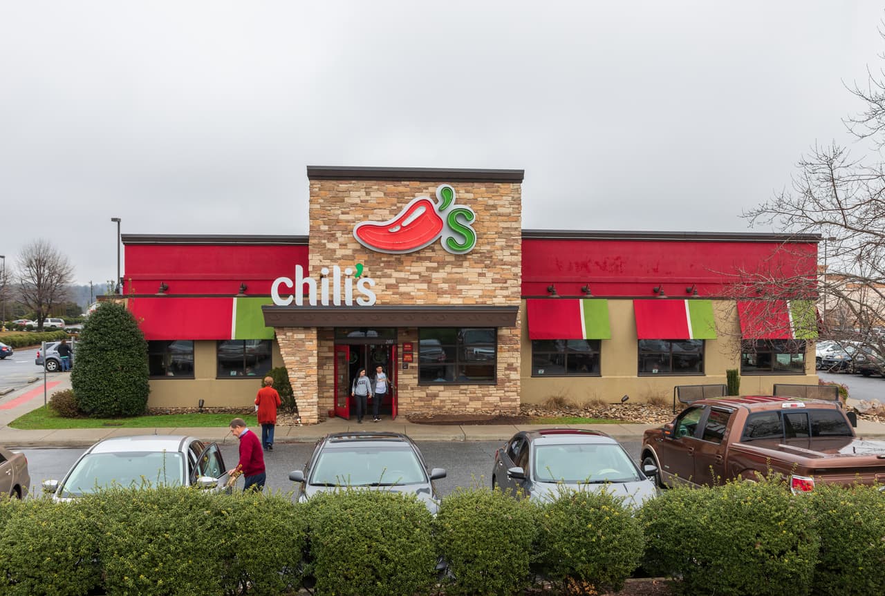 <b>Chili's Grill & Bar</b>
<br>
<br>Esta cadena de restaurantes tiene 1,200 locales en Estados Unidos. Desde 2020 ofrece un programa para ayudar a sus empleados elegibles a obtener grados de asociado en línea sin costo. 
<a href="https://www.chilisjobs.com/opportunities/"><u>El programa, llamado </u><i>Best You EDU</i></a>
<i>, </i>también ofrece preparación para la ciudadanía y pronto incorporará al programa licenciaturas.
<br>
<br> 
<br>