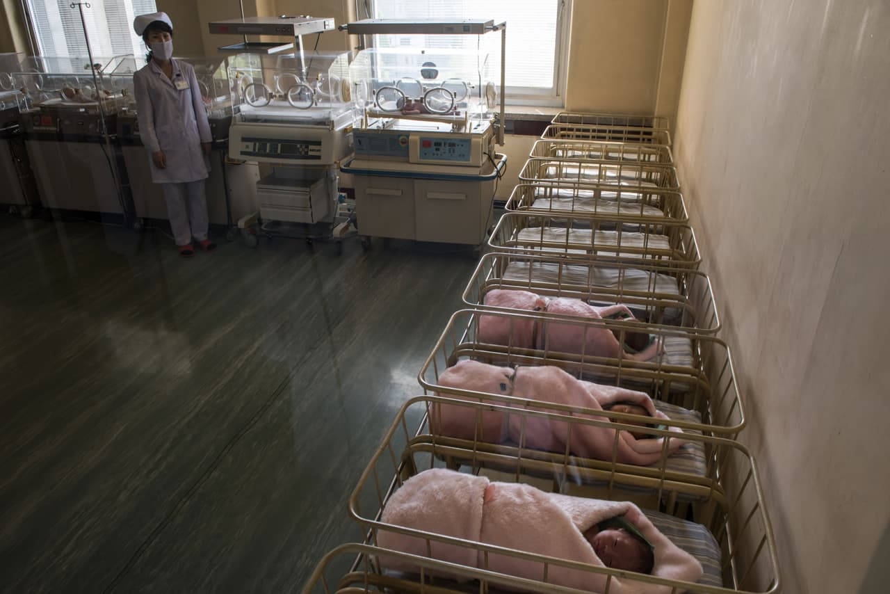 Un grupo de recién nacidos en una sala del Hospital Maternidad de Pyongyang, durante una gira organizada por el gobierno en norcoreano. 7 de mayo de 2016.
<br>