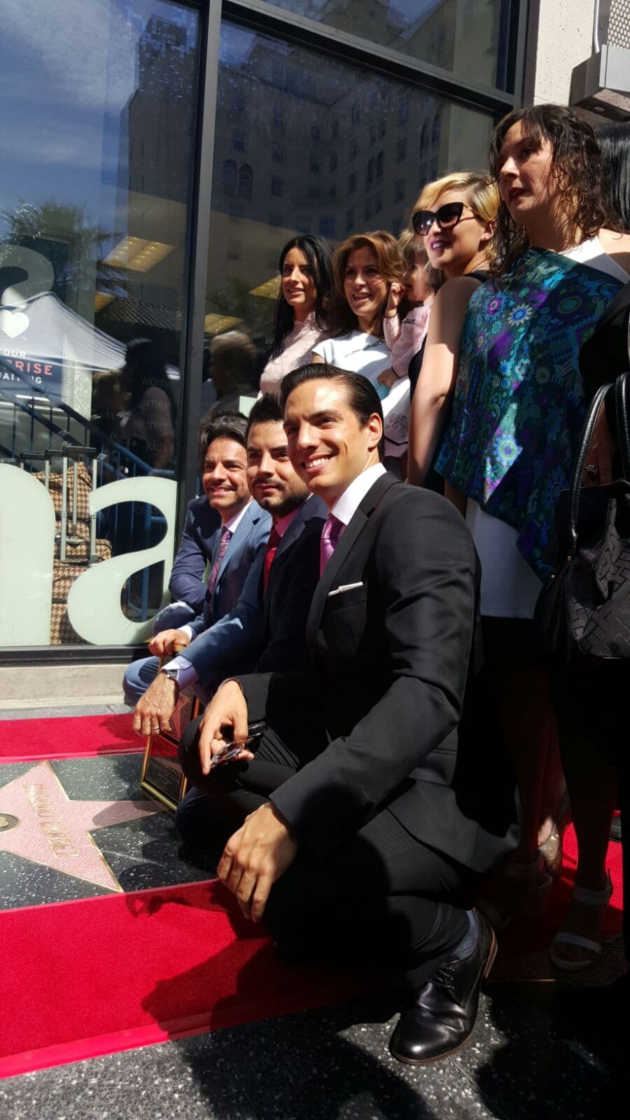 Recientemente, Derbez nos conquistó como director y protagonista de la cinta Instructions Not Included, y muy pronto estrenará su nuevo proyecto "Miracles from Heaven".