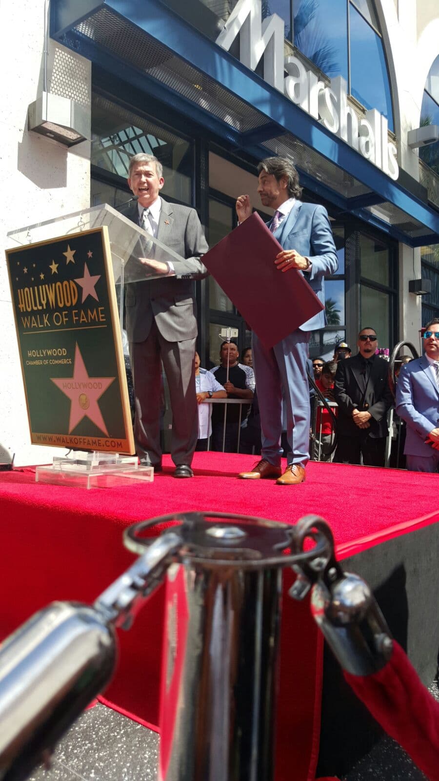 Derbez adquirió popularidad en la pantalla chica a través de la serie "Al derecho y al derbez".