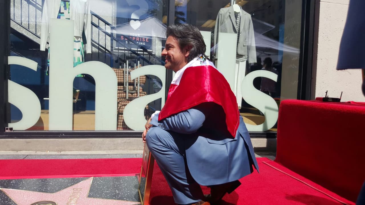 Después, se colocó la bandera de México en los hombros y gritó "Ya Tenemos Papeles".