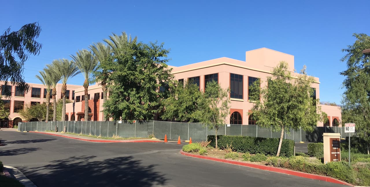 El edificio donde ocurrió la masacre de San Bernardino de 2015 luce resguardado por malla ciclónica.