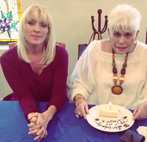 La madre de Yuri, Dulce Canseco falleció la tarde del jueves 3 de septiembre de un infarto fulminante. La cantante detalló a los medios que su mamá no sufrió al momento de su deceso, sólo dijo que se sentía algo mareada.