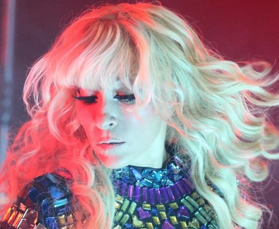 "Tuve que pagar el precio de mi retiro de cinco años, porque el ambiente es muy celoso. Al estar tanto tiempo fuera, no creo que haya perdido mi lugar, porque la gente tiene memoria, pero sí perdí popularidad. Toqué puertas y nadie me quería, las disqueras me daban por muerta, putrefacta", declaró la cantante al periódico El Mañana.