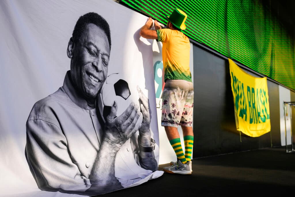 Pelé sin indicios de mejoría, tras un mes en el hospital