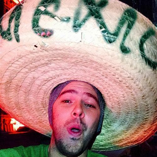 ¿Adivinen quién es? Ni más ni menos que
<b>Jesse, </b>del duo
<b>Jesse & Joy,</b> portando un gigantesco sombrero para apoyar a México.