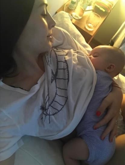 Zuria Vega no se detiene en compartir y promover la lactancia materna, pues asegura que es una conexión muy especial la que se da con su pequeña.