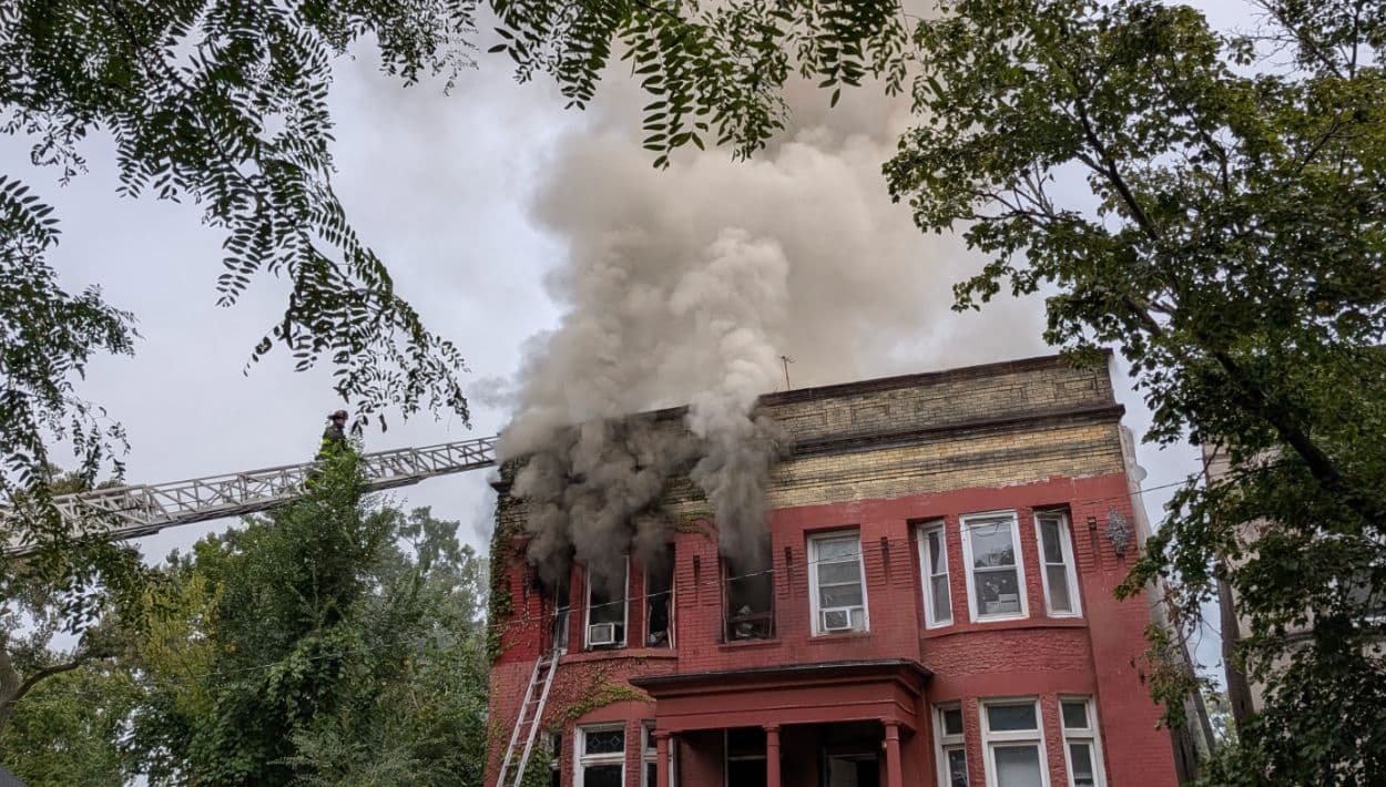 Incendio deja una casa envuelta en llamas en Englewood: hay un muerto y dos heridos