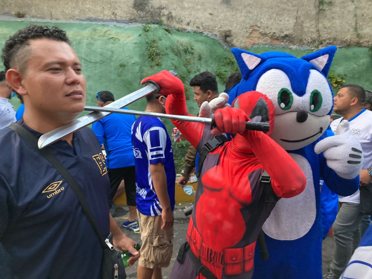 Tanto mexicanos como salvadoreños se muestran listos para disfrutar de la batalla entre la El Salvador y México.
