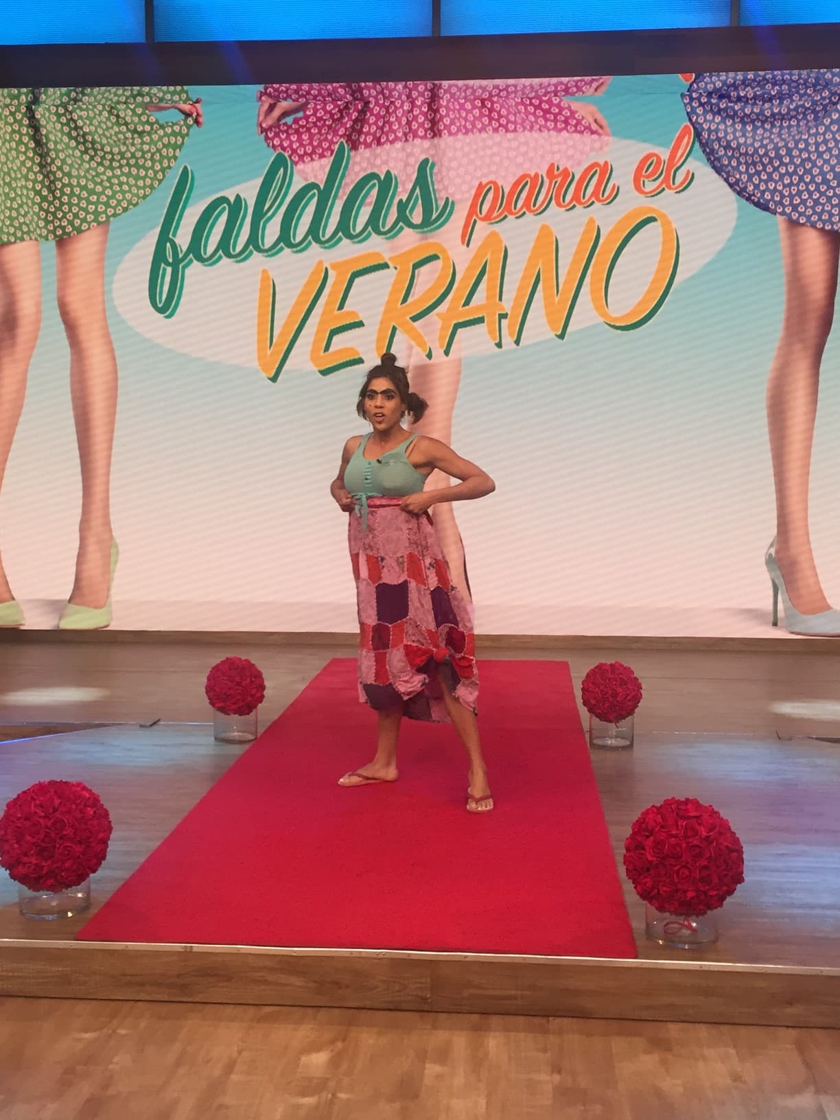No sabemos quién la invitó pero vaya que nos hizo reír con su peculiar creación para el verano y su desfile por la pasarela.
