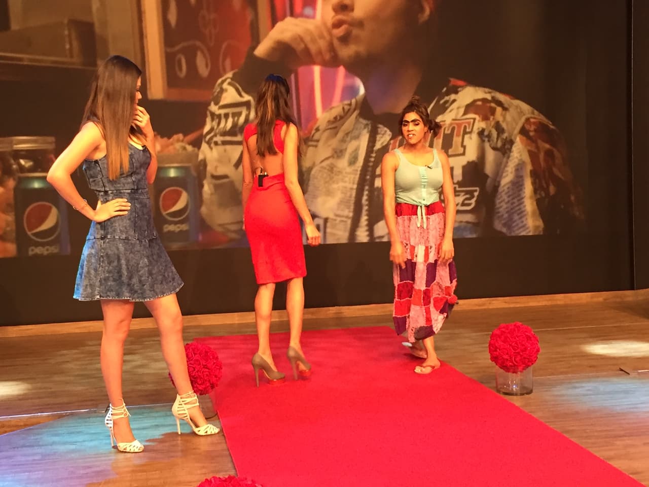 ¡Mira que glamour y delicadeza de Mela para modelar!