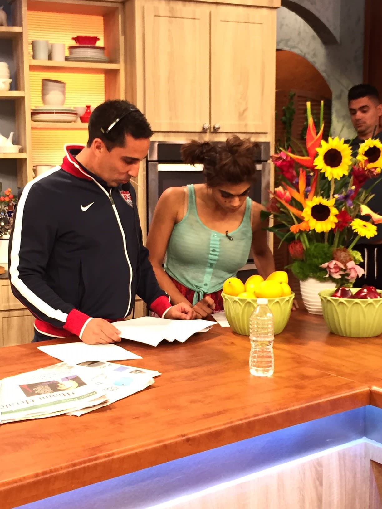 Repasando los últimos detalles antes de hacernos explotar de risa.