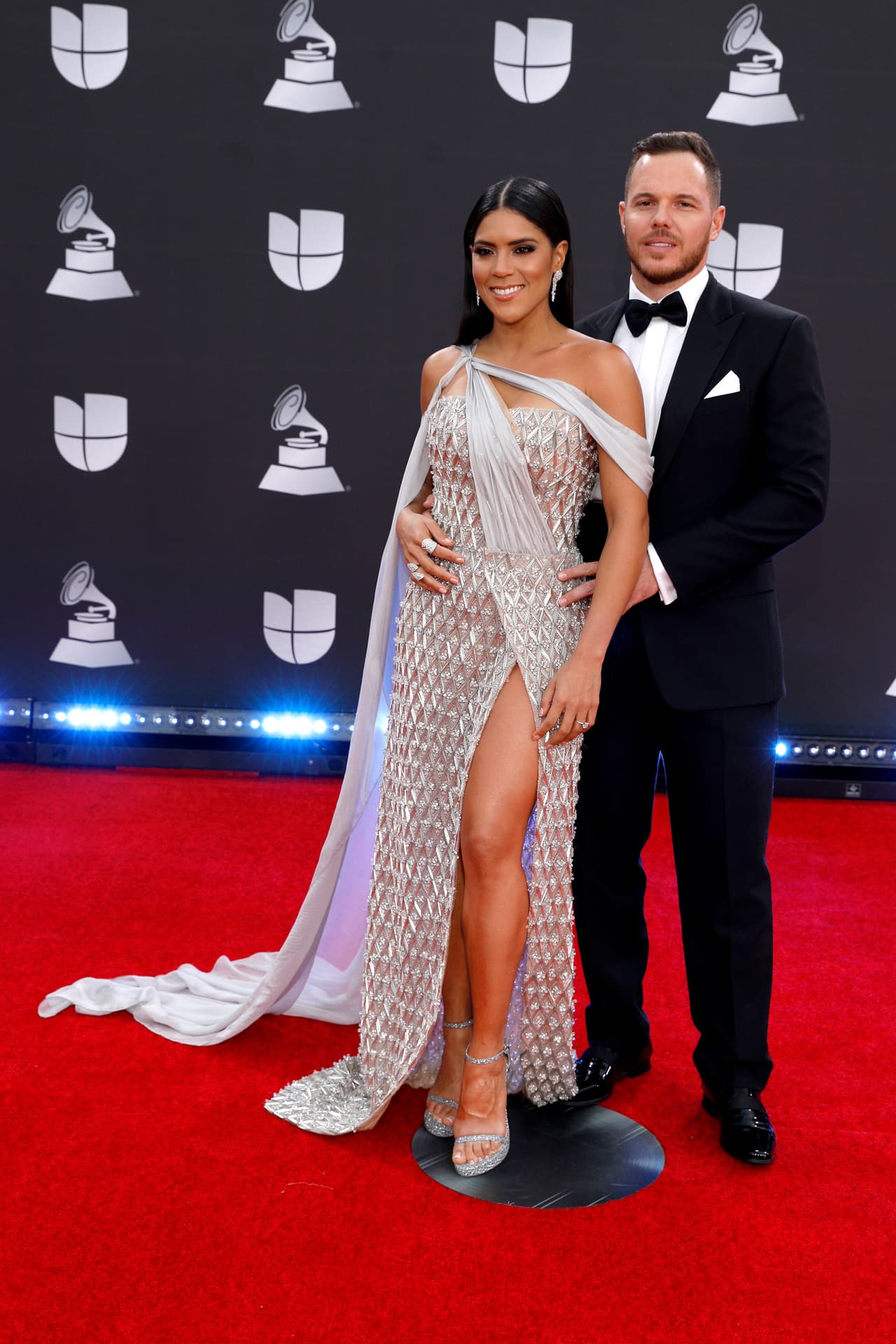 Francisca tuvo una sonrisa natural y radiante en todo momento, no hay duda que se sentía segura a lado de su futuro esposo.