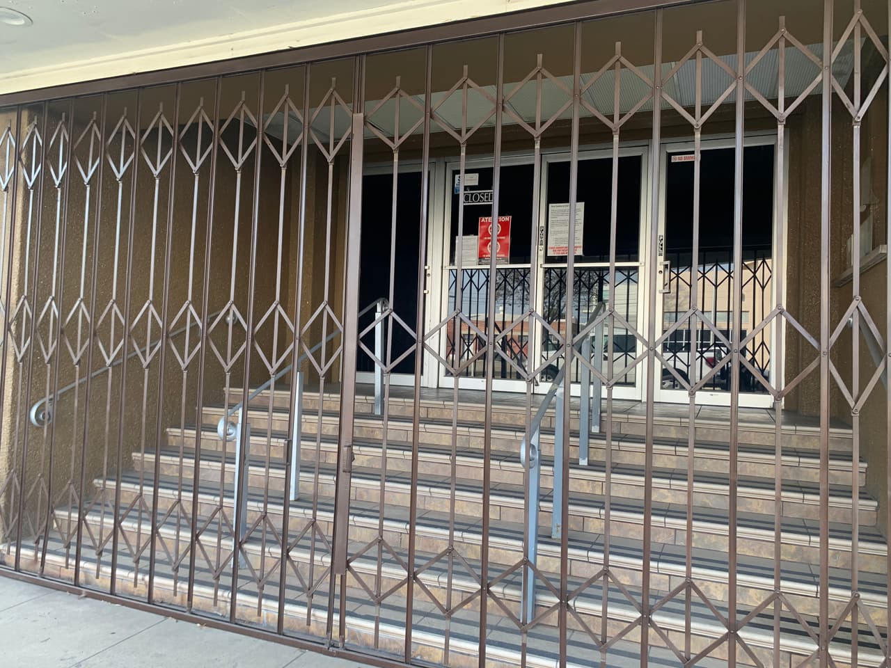 Debido a la pandemia, las puertas del teatro se encuentran cerradas, pero la razón de su venta no es debido al coronavirus.