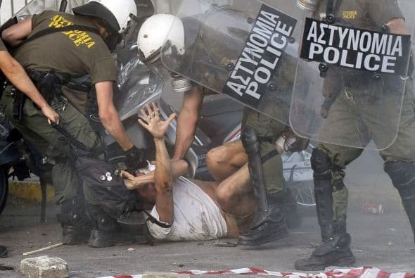 12 de febrero. Miles de griegos se tomaron las calles de Atenas para protestar por los severos planes de austeridad impuestos por el gobierno presionado por la banca mundial para salir de la grave crisis económica que azota al país. El gobierno anunció recortes de salarios, un duro plan de recortes y despidos masivos en la administración pública para poder acceder a un crédito de $100 mil millones, y de esa manera resolver la crisis de la deuda. Van cuatro rondas similares y la población sigue presionando para detener unos cambios que, a juicio de la mayoría, sumirán al país en una crisis peor que la desatada en 2010, cuando la economìa mundial entró en recesión.